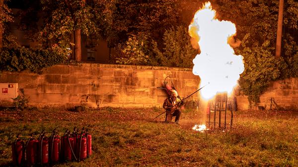 Das Brandschutz-Seminar am Katholischen Kirchenplatz war spektakulär - und machte klar, dass brennendes Fett nicht mit Wasser gelöscht werden sollte.