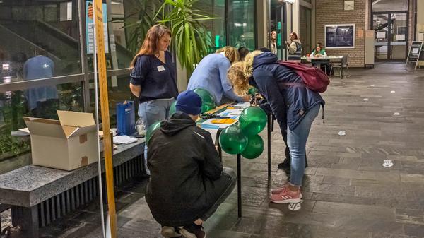 Infostände fanden sich allerorten auf der Wissenschaftsnacht.