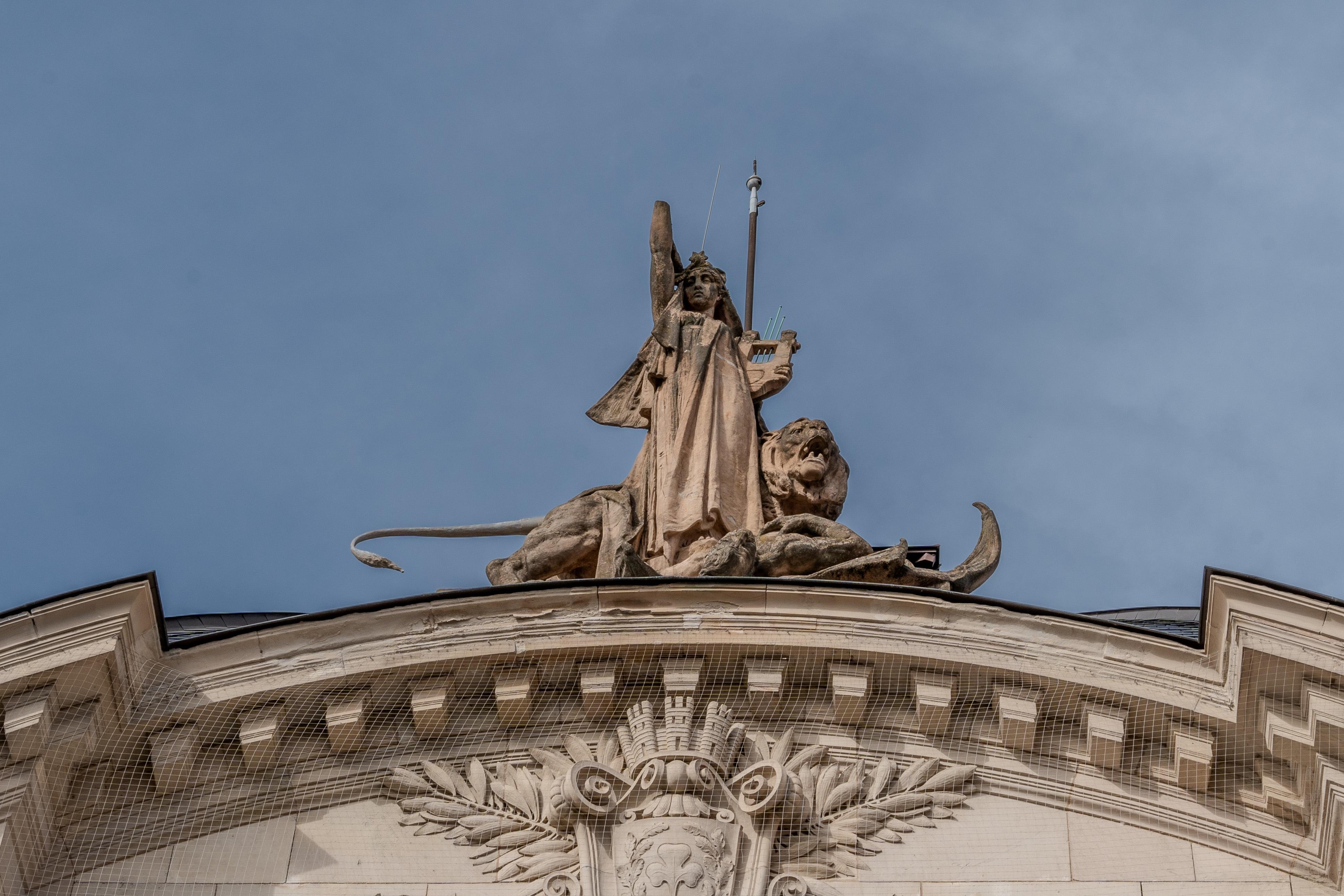 Gutachten nach Absturz vom Fürther Stadttheater: Wo bleibt Elses Kupferfackel?