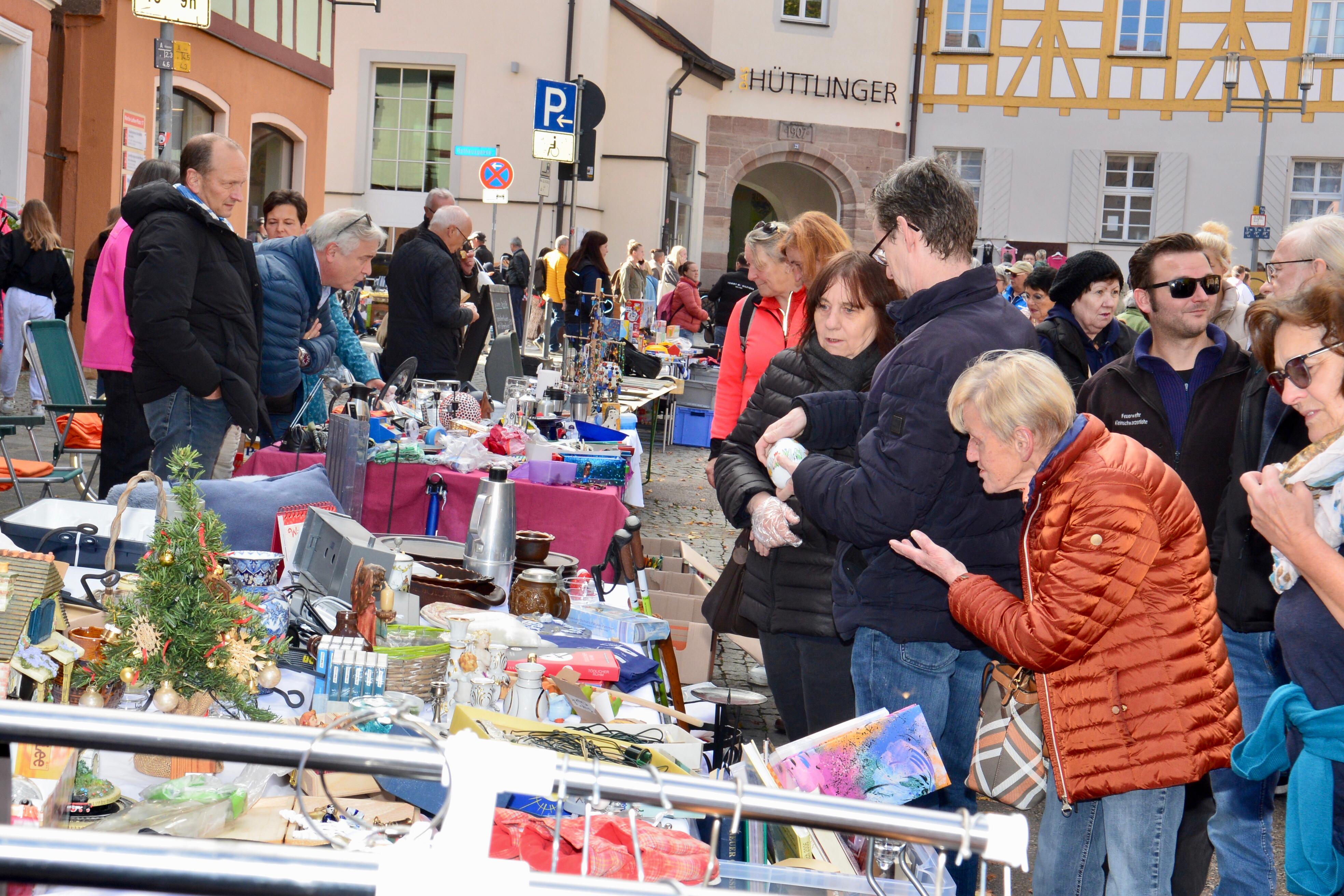 Kunst und Krempel - beides gehört unweigerlich zu "Schwabach trempelt", und genau das macht auch den Reiz dieses besonderen Gebrauchtwarenmarktes unter freiem Himmel aus.