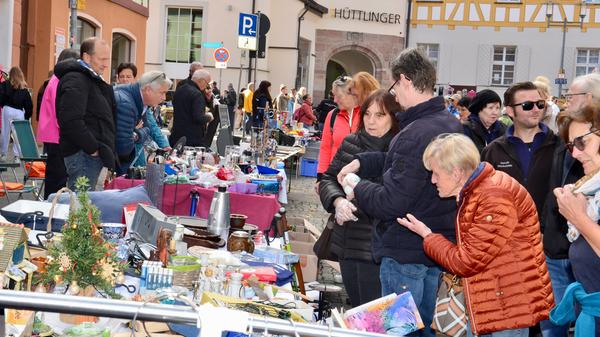 Kunst und Krempel - beides gehört unweigerlich zu "Schwabach trempelt", und genau das macht auch den Reiz dieses besonderen Gebrauchtwarenmarktes unter freiem Himmel aus.