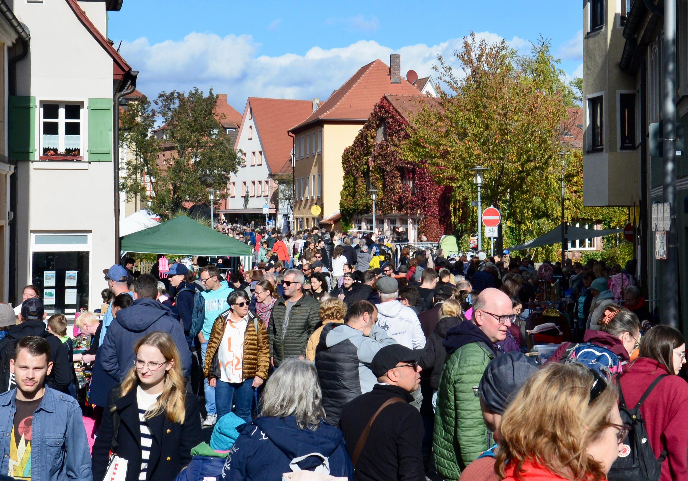 Das herbstlich schöne Wetter lockte Tausende von Besuchern und Besucherinnen aller Generationen in die Schwabacher Innenstadt.  