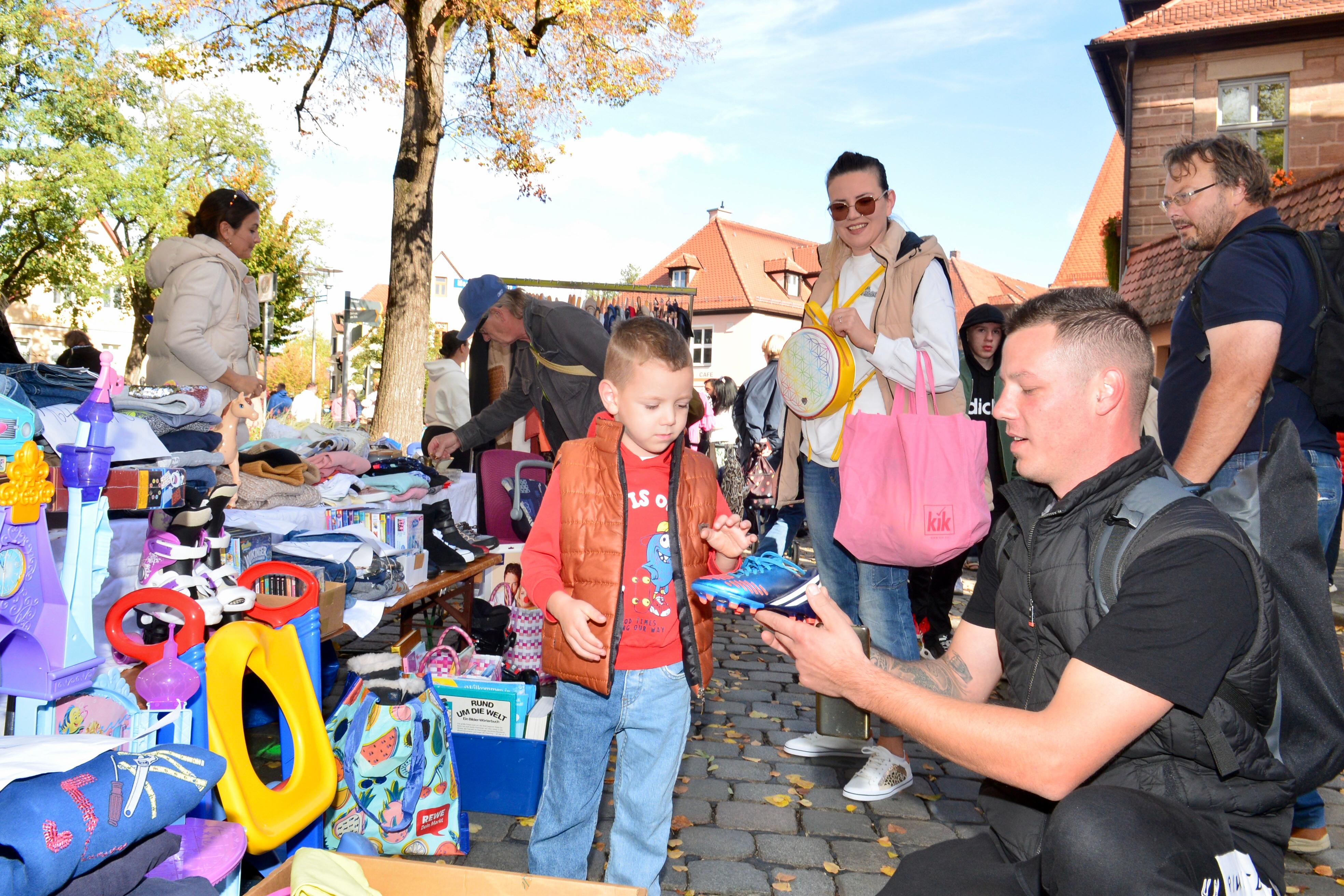 Die einen sind zu groß geworden fürs Spielzeug und verkaufen. Andere kaufen und freuen sich über einen günstigen Neuzugang fürs Kinderzimmer.