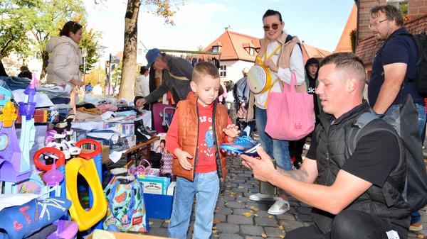 Die einen sind zu groß geworden fürs Spielzeug und verkaufen. Andere kaufen und freuen sich über einen günstigen Neuzugang fürs Kinderzimmer.