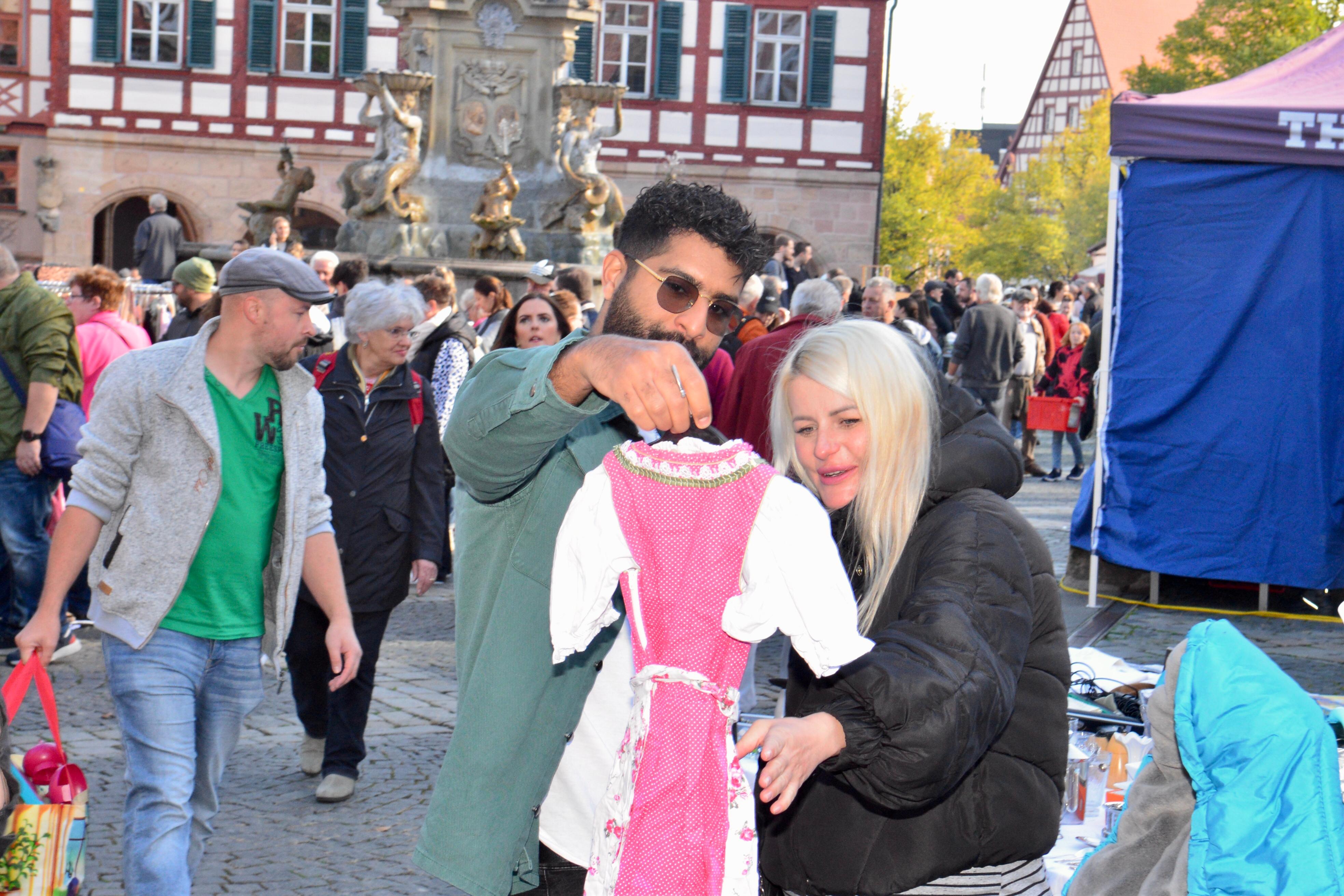 Wenn's gefällt, dann kommt das Kleid natürlich mit. Second-hand-Kleidung ist fester Bestandteil im Angebot bei "Schwabach trempelt".