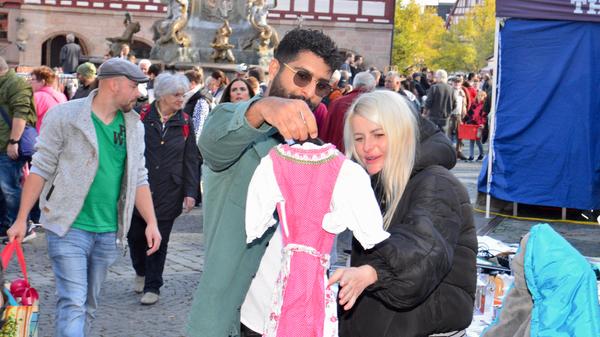 Wenn's gefällt, dann kommt das Kleid natürlich mit. Second-hand-Kleidung ist fester Bestandteil im Angebot bei "Schwabach trempelt".