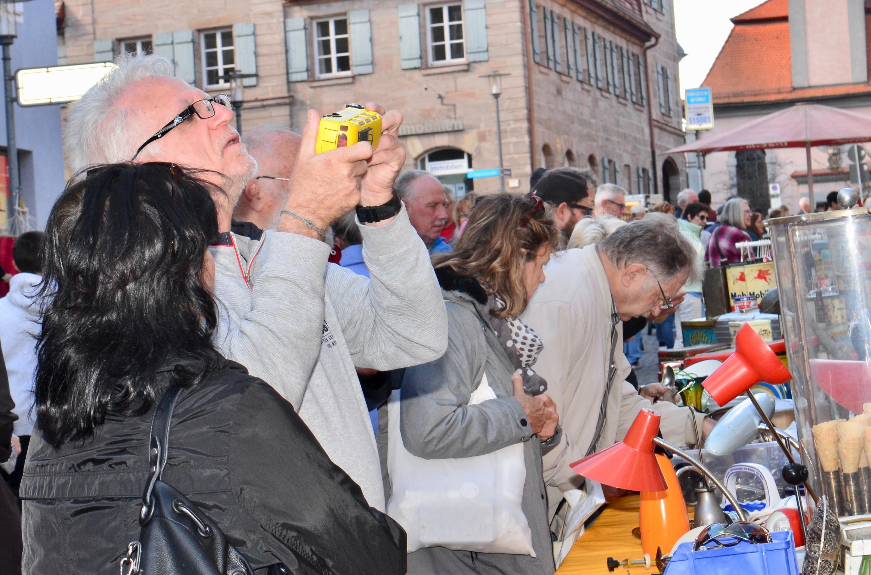 Ob das wohl noch funktioniert? Anfassen, prüfen und am Ende feilschen ist beim Trödelmarkt "gesetzt".