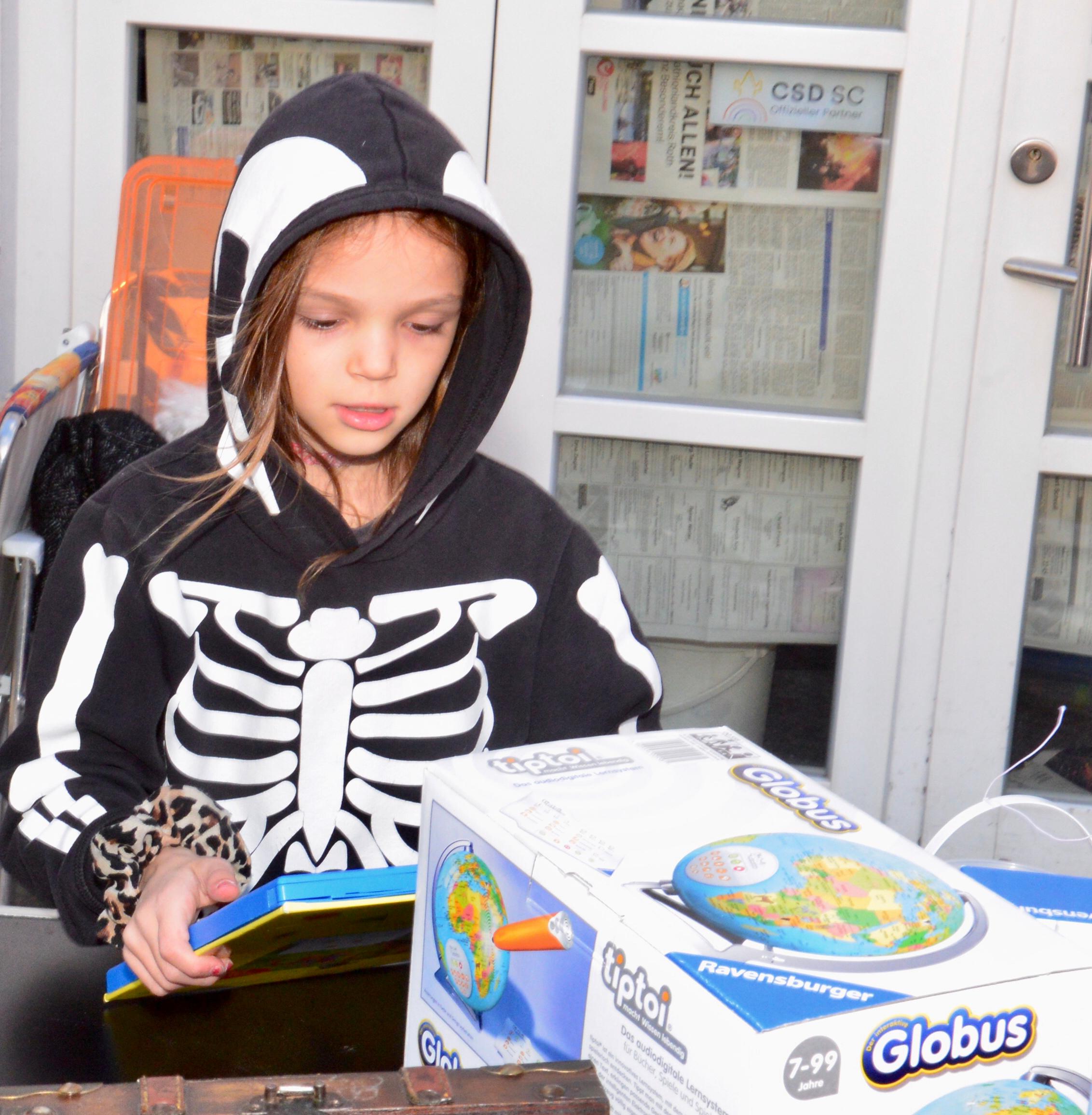 Halloween lässt kostümtechnisch bereits grüßen.  