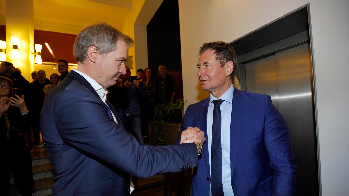 Thomas Thumann gratuliert seinem Stellvertreter Markus Ochsenkühn (links) zum Wahlsieg. Der zweite Bürgermeister wird der neue Oberbürgermeister der Großen Kreisstadt Neumarkt. Thomas Thumann gratuliert seinem Stellvertreter Markus Ochsenkühn (links) zum Wahlsieg. Der zweite Bürgermeister wird der neue Oberbürgermeister der Großen Kreisstadt Neumarkt.