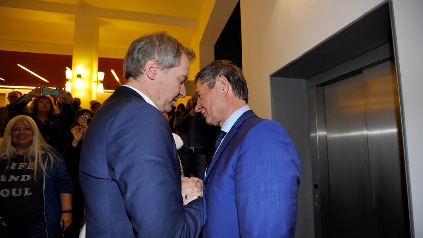 Handshake der beiden Konkurrenten um den OB-Sessel.