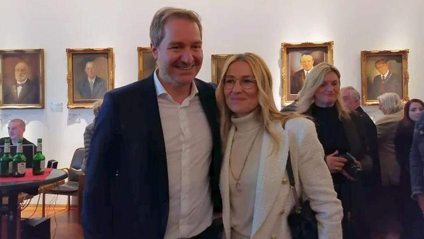 Überglücklich vor der Galerie der Neumarkter Bürger- und Oberbürgermeister: Markus Ochsenkühn und seine Frau Carola.