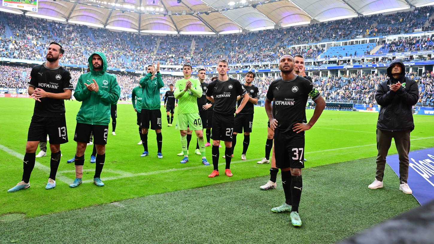 Anderer Ort, ähnliches Bild: Auch in Hamburg verabschiedeten sich die Fürther Spieler enttäuscht von ihren ebenso enttäuschten Fans.