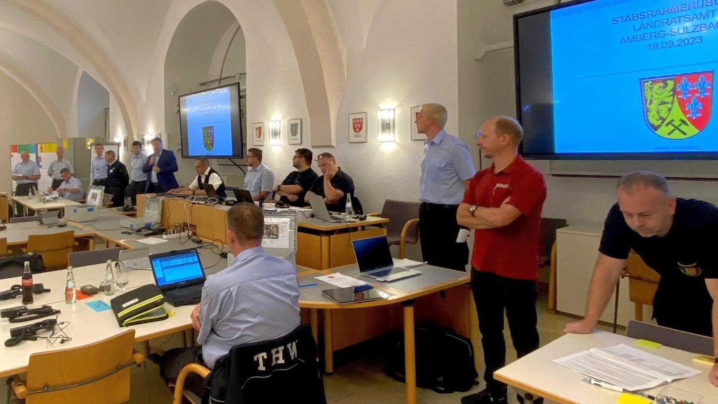 Stellvertretender Landrat Stefan Braun begrüßte eine Abordnung der staatlichen Feuerwehrschule Geretsried, die die Katastrophenschutzübung federführend organisiert und durchgeführt hat. Stellvertretender Landrat Stefan Braun begrüßte eine Abordnung der staatlichen Feuerwehrschule Geretsried, die die Katastrophenschutzübung federführend organisiert und durchgeführt hat.