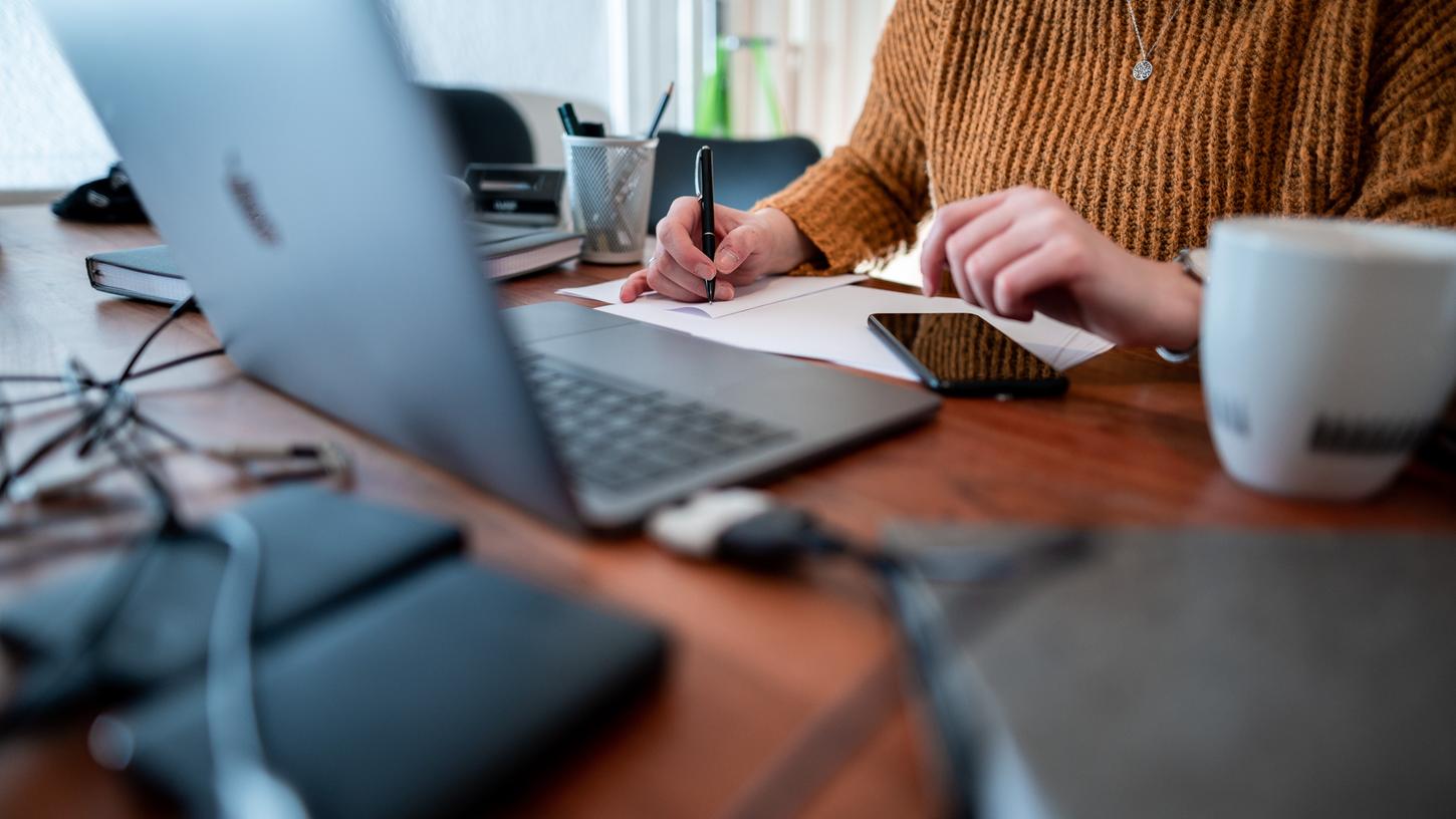 Viele Arbeitnehmer sind auch nach der Pandemie im Homeoffice-Modell geblieben. Viele Arbeitnehmer sind auch nach der Pandemie im Homeoffice-Modell geblieben.
