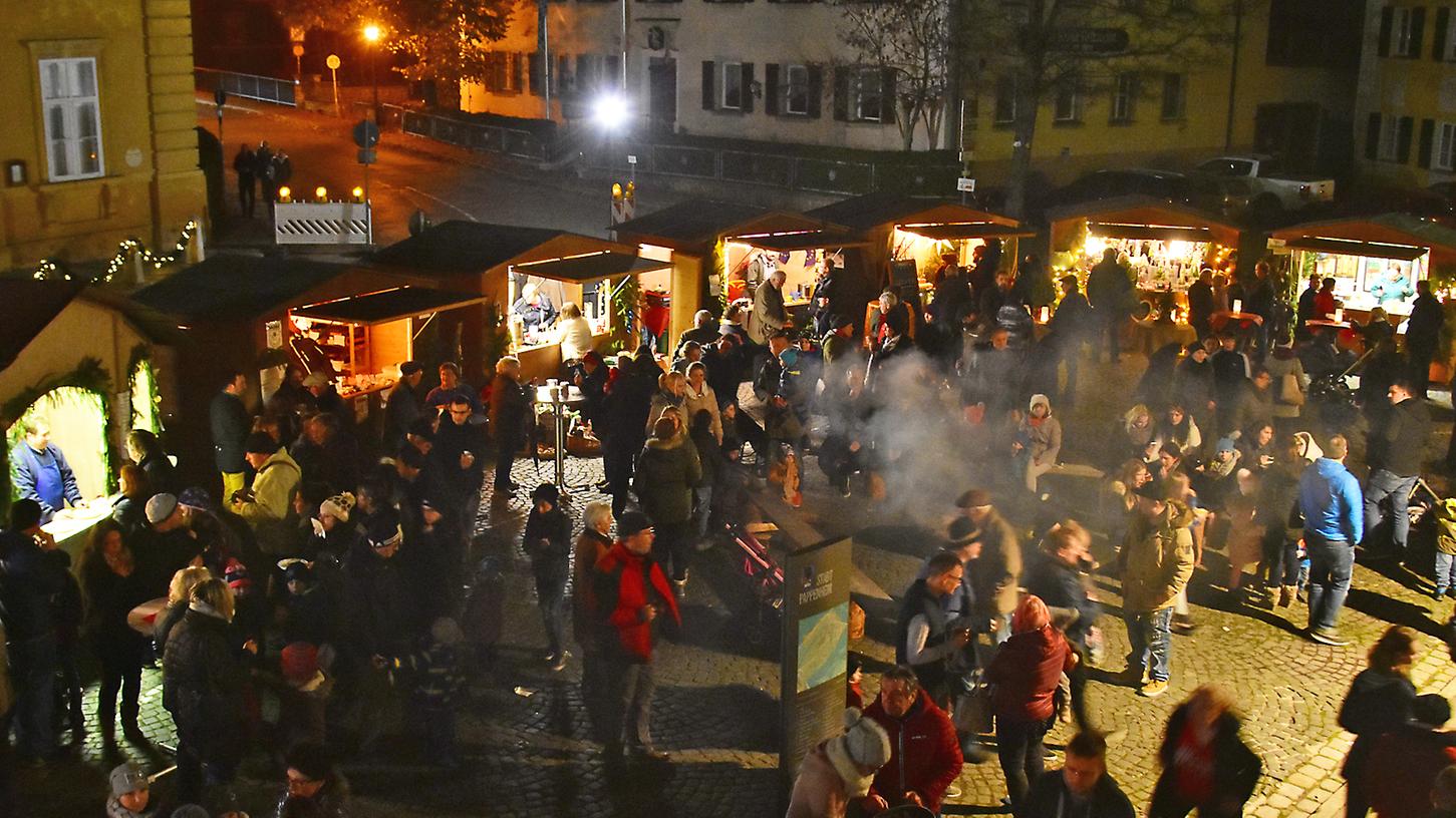 Im November wird die romantische Budenstadt den Marktplatz und die Deisingerstraße verzaubern. Im November wird die romantische Budenstadt den Marktplatz und die Deisingerstraße verzaubern.