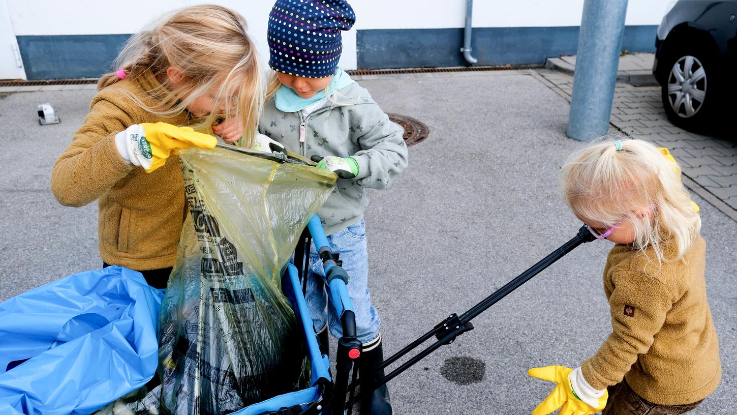 Müllzangen und Tüten gehörten zur Grundausstattung für die kleinen Müllsammler des LBV-Kindergartens.
