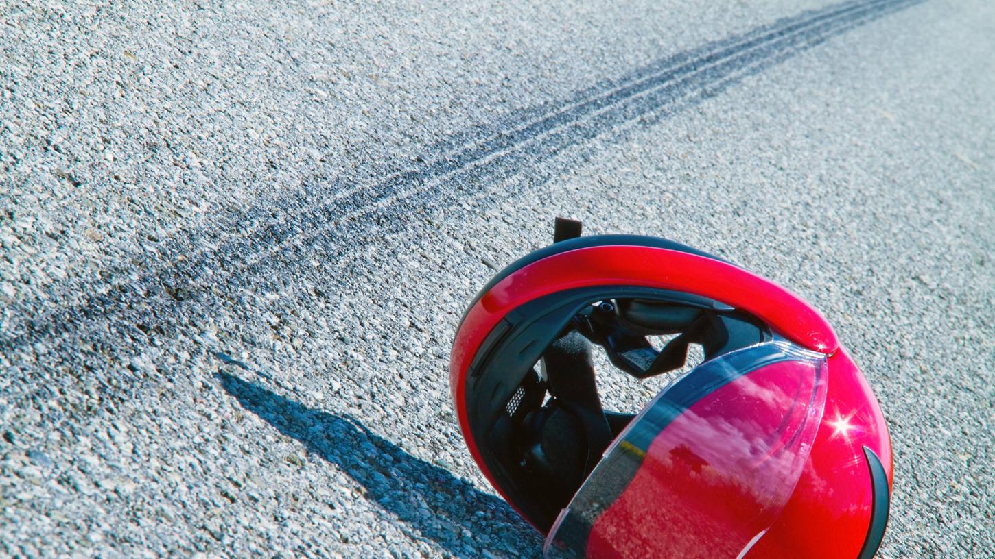 Der 55-jährige Motorradfahrer kam nach rechts von der Straße ab und erlitt dabei schwerste Verletuungen (Symbolbild). 