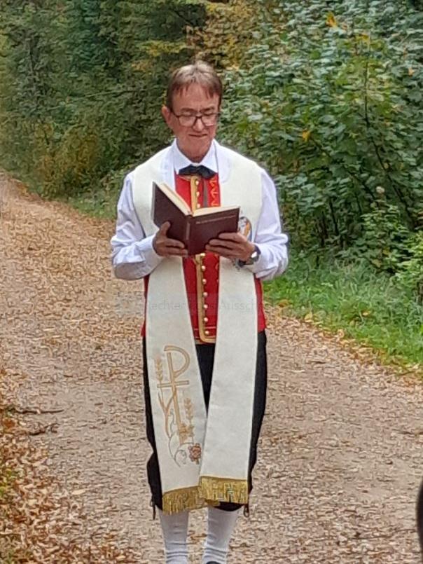 Pfarrer Klaus Weigand aus Heroldsbach bei der Weihe des Bildes.