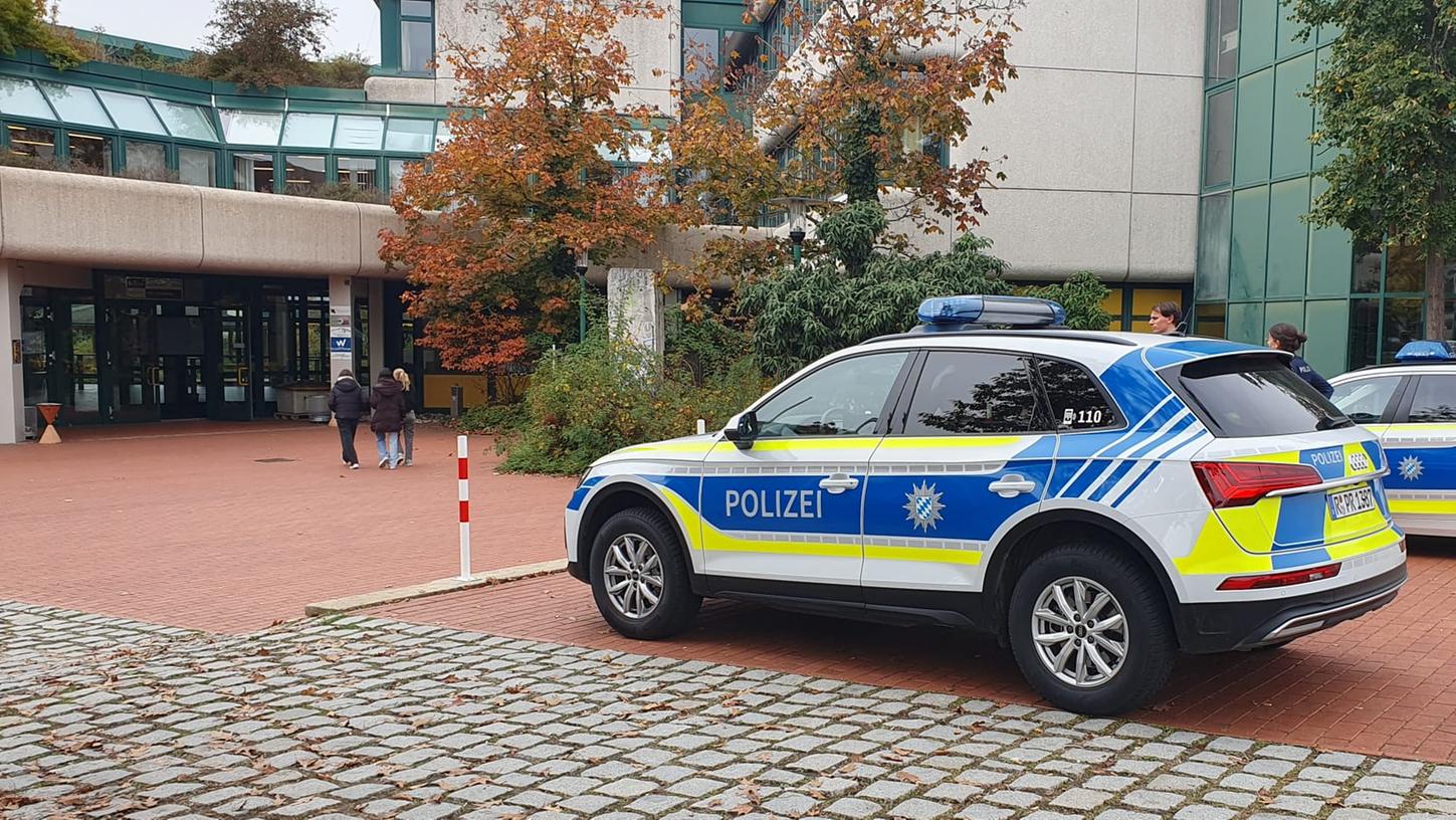 Die Polizei sperrte das Gelände ab während der Evakuierung des Schulhauses.