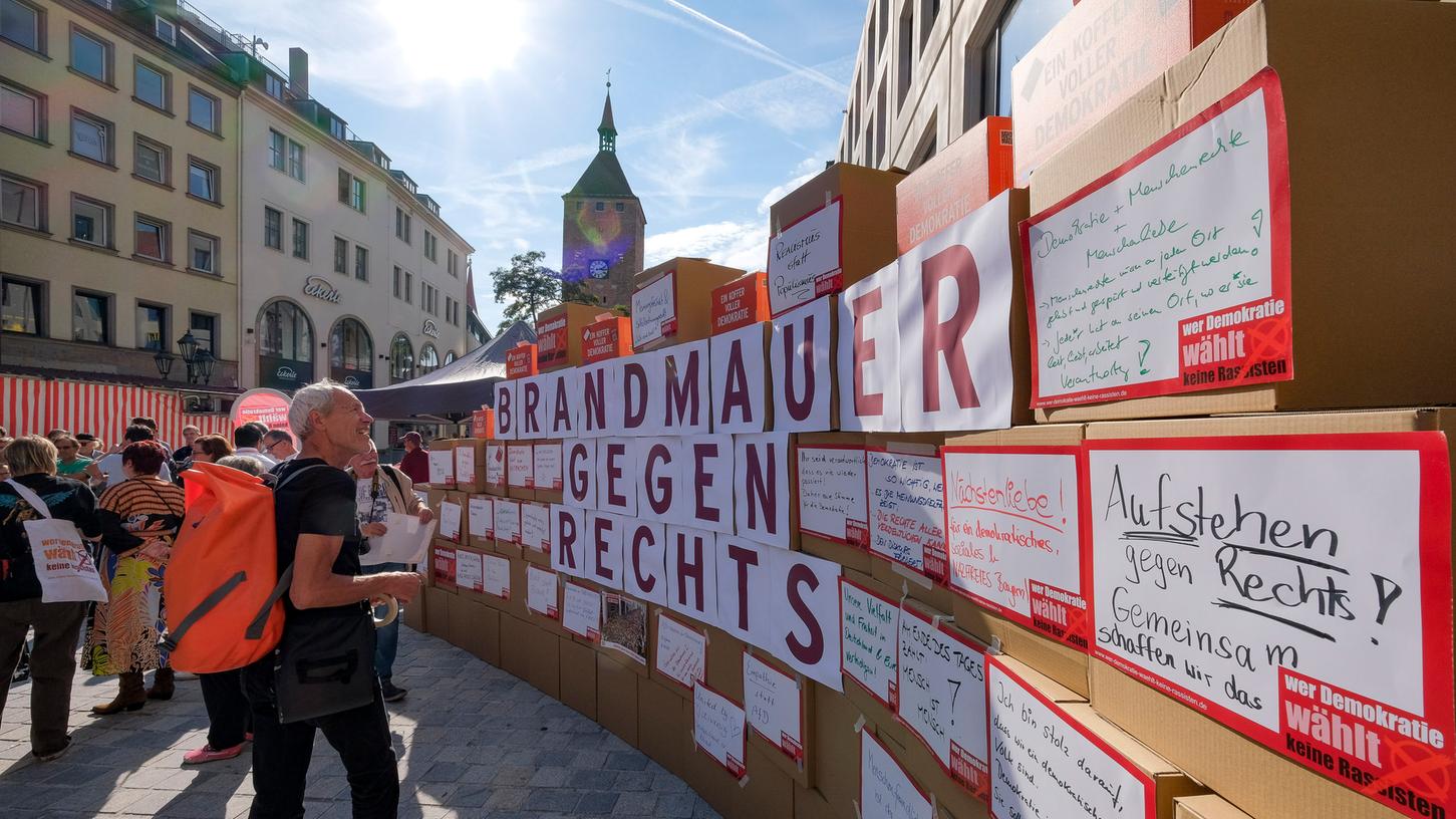 Mit verschiedenen Aktionen - wie etwa Ende September auf dem Ludwigsplatz in Nürnberg - setzt sich die Allianz gegen Rechtsextermismus für die Demokratie ein. 
