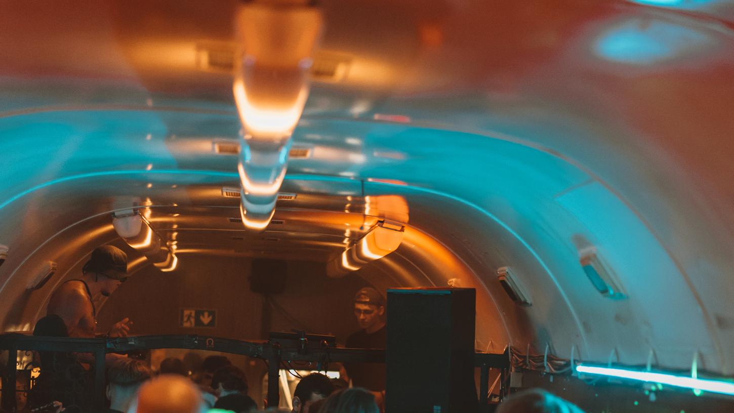 Bunte Lichter sorgten wieder für rauschendes Club-Feeling im Zug. Bunte Lichter sorgten wieder für rauschendes Club-Feeling im Zug.