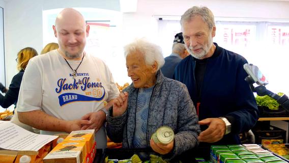 Lebensmittel und warmes Mittagessen für Bedürftige: 98-jährige Tafel-Legende zu Besuch