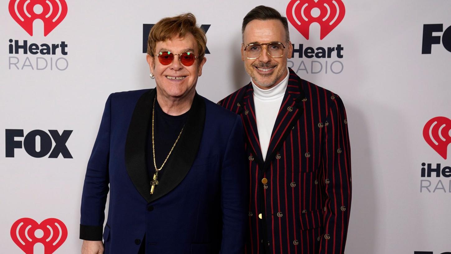 Elton John (l) und David Furnish bei den iHeartRadio Music Awards in Los Angeles.