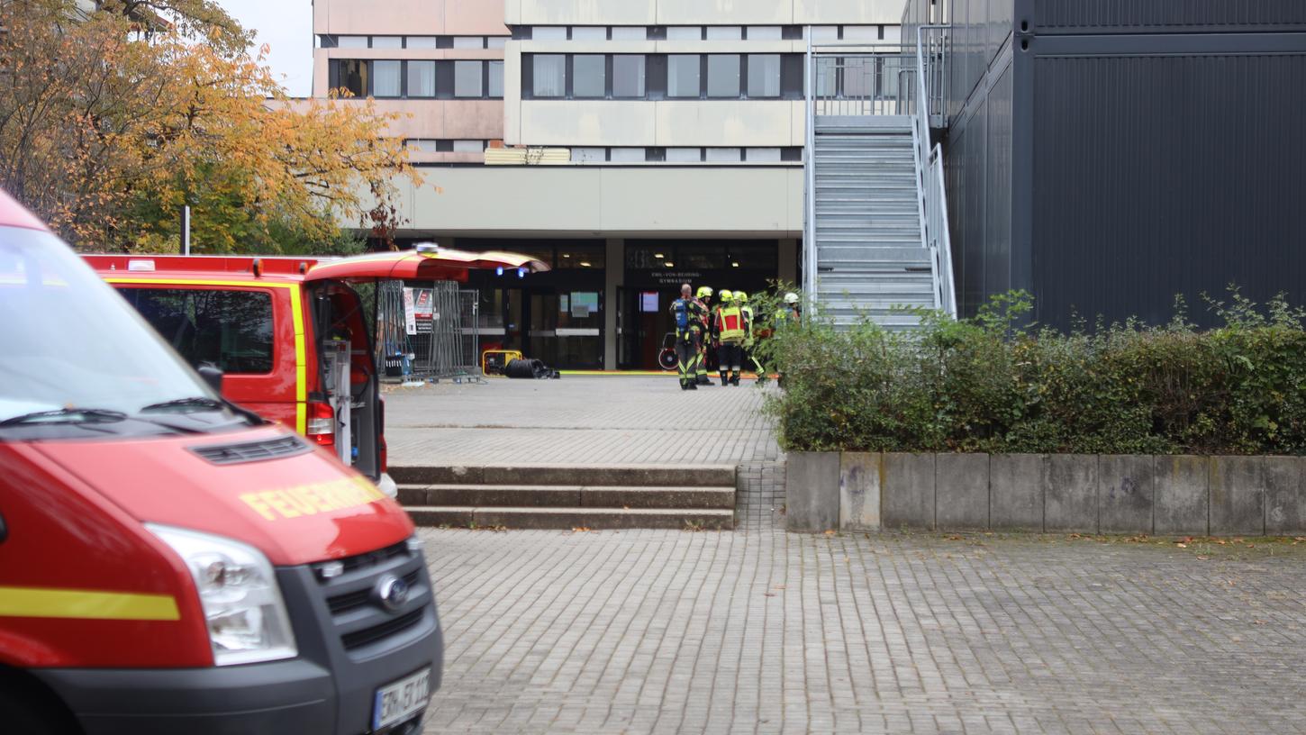 Ein Feuerwehrwagen steht vor dem Emil-von-Behring Gymnasium in Spardorf