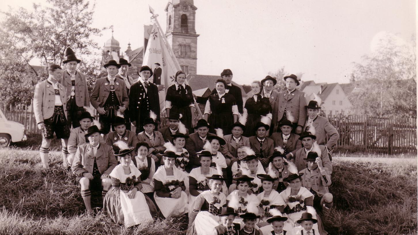1963 feierte der Heimat-und Trachtenverein Pegnitz sein zehnjähriges Bestehen mit Fahnenweihe am Wiesweiher. 1963 feierte der Heimat-und Trachtenverein Pegnitz sein zehnjähriges Bestehen mit Fahnenweihe am Wiesweiher.