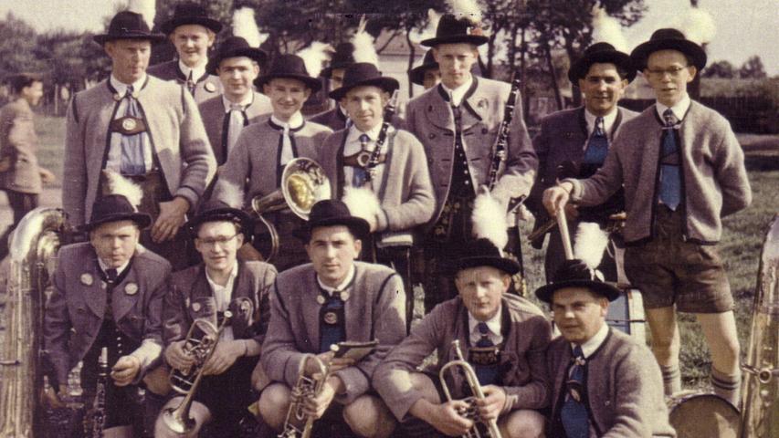 Zwei Jahre nach seiner Gründung präsentierte sich der Trachtenverein im Mai 1955 schon bei einem Gaufest in Weiden. Zwei Jahre nach seiner Gründung präsentierte sich der Trachtenverein im Mai 1955 schon bei einem Gaufest in Weiden.