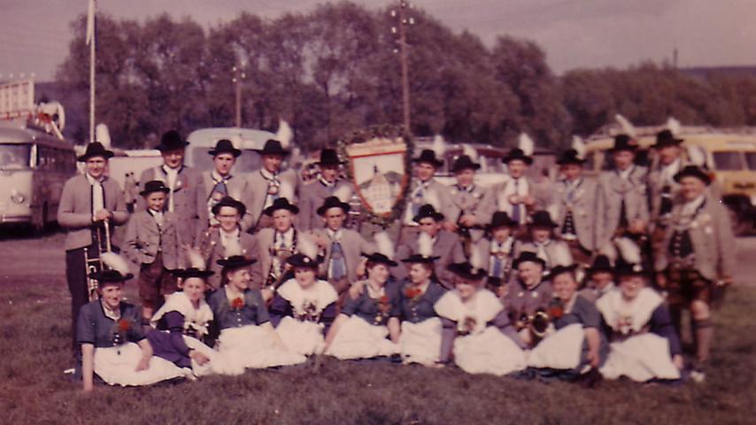 Der Pegnitzer Trachtenverein, der sich damals noch "Enzian" nannte, an Pfingsten 1955 auf dem Fest der Vereinigung bayrischer Volkstrachtenvereine links der Donau in Weiden. Der Pegnitzer Trachtenverein, der sich damals noch "Enzian" nannte, an Pfingsten 1955 auf dem Fest der Vereinigung bayrischer Volkstrachtenvereine links der Donau in Weiden.