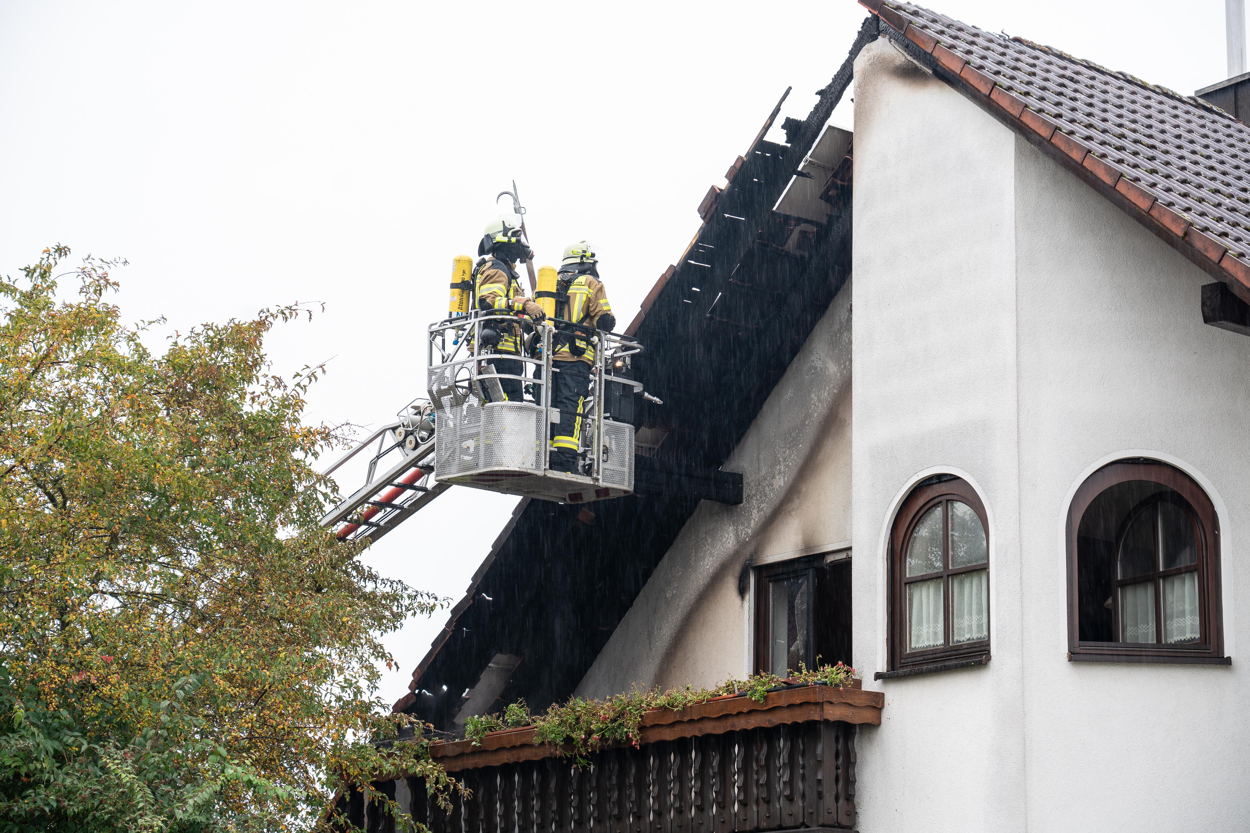 Dachstuhlbrand in Einfamilienhaus: Hoher Sachschaden