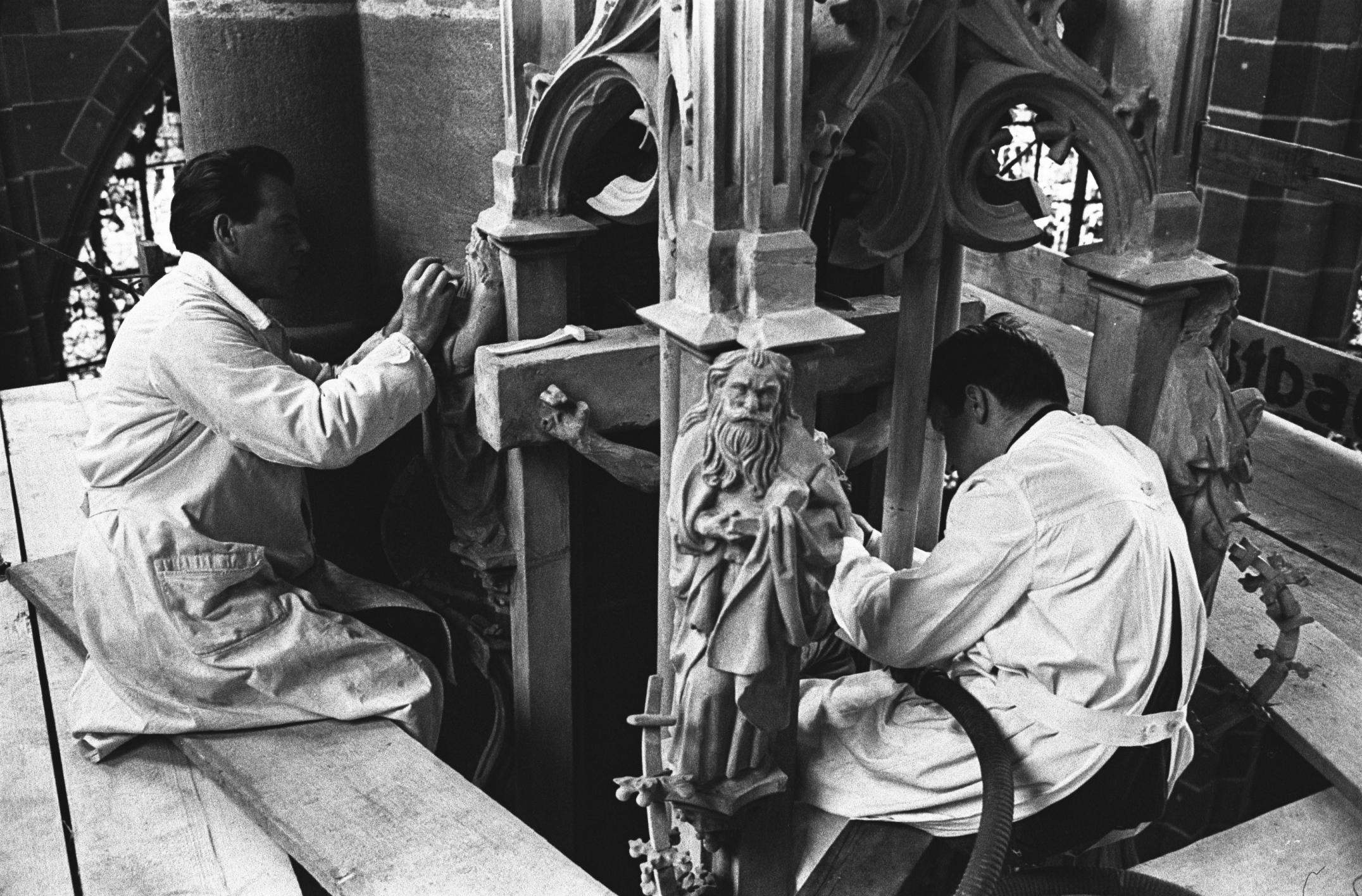 Zum Abschluss gibt es eine Anekdote von einem weiteren Sturz, diesmal vom Sakramentshaus von Adam Kraft, ein weiteres Highlight der Lorenzkirche. Der Absturz einer Engelsfigur geht auf das Konto eines Stubentigers: Am 27. Mai 1901 schlich sich eine streunende Katze in die Kirche, die dort offenbar unerwünscht war. Nachdem mehrere Versuche misslungen waren, das Tier mit Milch, Baldrian und Wurst zu ködern, versuchte man es etwas rabiater mit den Peitschenhieben eines herbeigerufenen Kutschers aus der Kirche zu jagen. Dabei flüchtete sich die Katze auf das knapp zehn Meter hohe Sakramentshaus. Bei ihrer Flucht brachte sie den Engel mit der Geißelsäule zum Absturz - die Figur zerbrach. Der Mörtel, der nach dem Malheur zum Kleben der Bruchstücke des Engels verwendet wurde, zeigt heute schädliche Ausblühungen. Die Figur muss deshalb wohl irgendwann erneut zerlegt und mit steinverträglicherem Material geklebt werden. Die Katze holten die Verantwortlichen übrigens schließlich mit Leitern herunter.