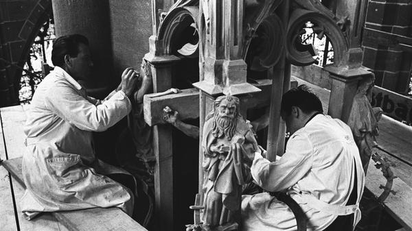 Zum Abschluss gibt es eine Anekdote von einem weiteren Sturz, diesmal vom Sakramentshaus von Adam Kraft, ein weiteres Highlight der Lorenzkirche. Der Absturz einer Engelsfigur geht auf das Konto eines Stubentigers: Am 27. Mai 1901 schlich sich eine streunende Katze in die Kirche, die dort offenbar unerwünscht war. Nachdem mehrere Versuche misslungen waren, das Tier mit Milch, Baldrian und Wurst zu ködern, versuchte man es etwas rabiater mit den Peitschenhieben eines herbeigerufenen Kutschers aus der Kirche zu jagen. Dabei flüchtete sich die Katze auf das knapp zehn Meter hohe Sakramentshaus. Bei ihrer Flucht brachte sie den Engel mit der Geißelsäule zum Absturz - die Figur zerbrach. Der Mörtel, der nach dem Malheur zum Kleben der Bruchstücke des Engels verwendet wurde, zeigt heute schädliche Ausblühungen. Die Figur muss deshalb wohl irgendwann erneut zerlegt und mit steinverträglicherem Material geklebt werden. Die Katze holten die Verantwortlichen übrigens schließlich mit Leitern herunter.