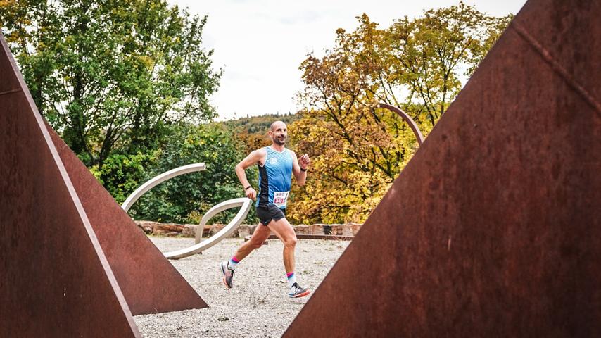 Matthias Bogner vom Geh-Punkt, hier im Skulpturenpark von Alf Lechner in Obereichstätt, lief auf der Langstrecke auf Rang drei. Matthias Bogner vom Geh-Punkt, hier im Skulpturenpark von Alf Lechner in Obereichstätt, lief auf der Langstrecke auf Rang drei.
