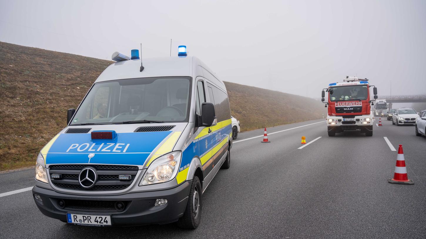 Ein Auffahrunfall auf der A9 rief die Polizei sowie einige freiwillige Feuerwehren auf den Plan (Symbolbild). Ein Auffahrunfall auf der A9 rief die Polizei sowie einige freiwillige Feuerwehren auf den Plan (Symbolbild).