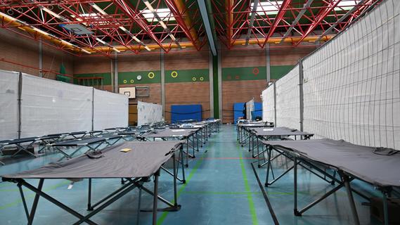 "Die Entwicklung zwingt uns": Rother Realschul-Turnhalle wird zur Flüchtlings-Notunterkunft