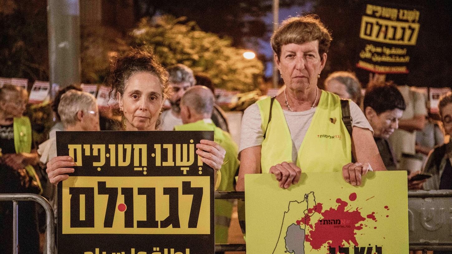 Sie fordern die Freilassung der von der Hamas entführten Geiseln: Frauen protestieren in Jerusalem.