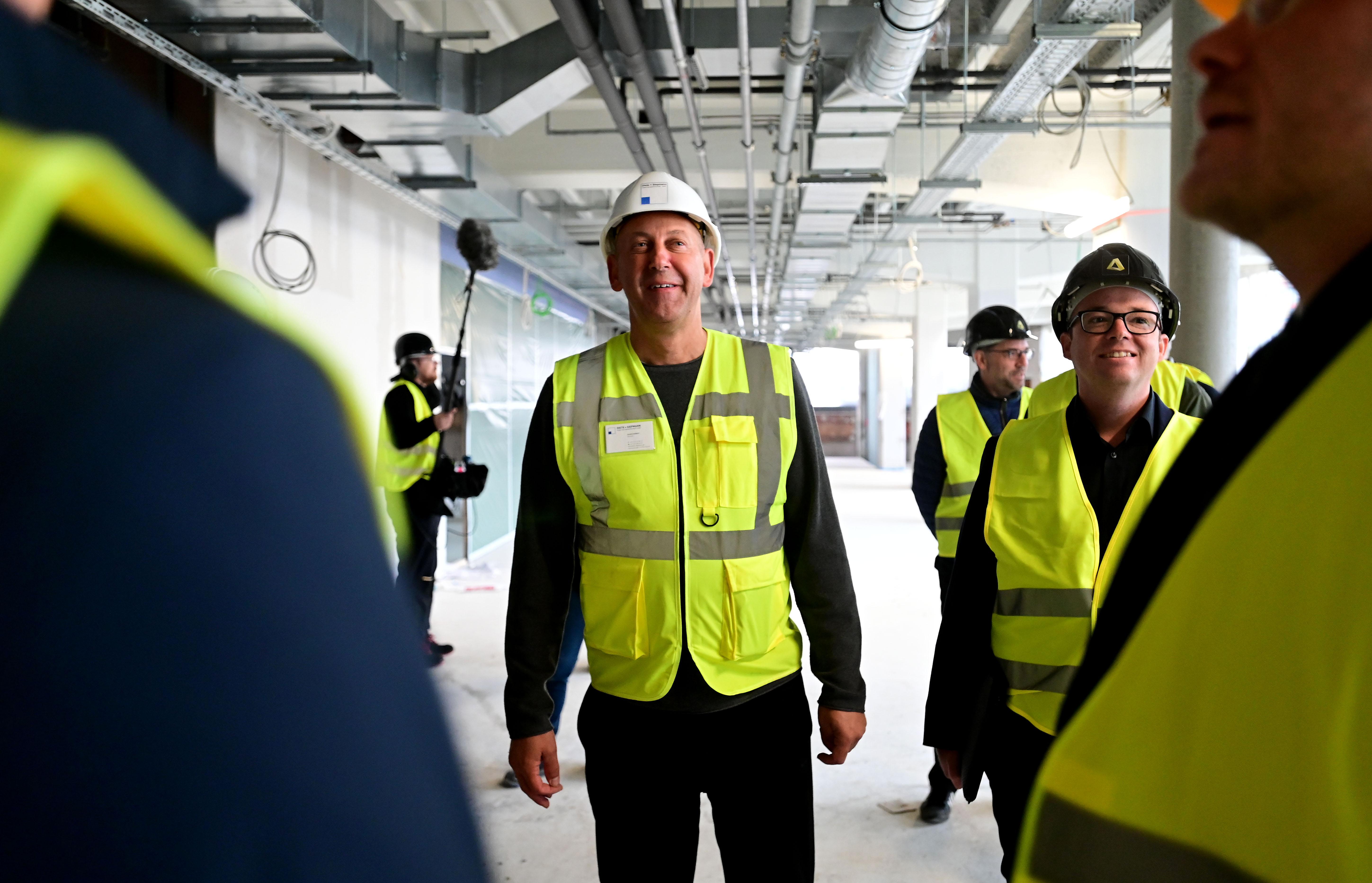 Bauleiter Klaus Everest (Mitte) betreut das Großprojekt seit Jahren, er ist froh, dass es jetzt wieder weitergeht.