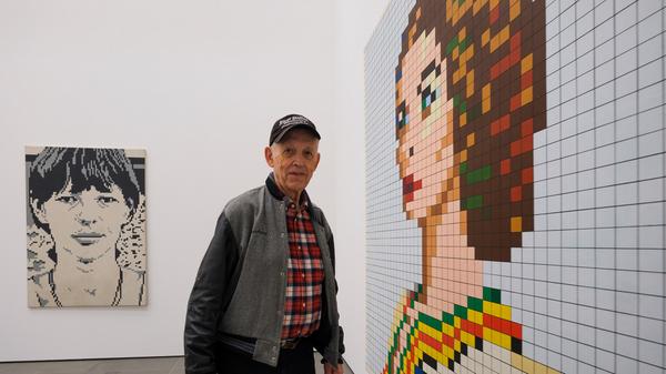 Lieber spät als nie: Im Neuen Museum gibt es die berauschenden Rasterbilder des 83-jährigen Malers Reinhard Voigt zu entdecken. 60 Gemälde, Fotografien, Mode-Entwürfe und auch seine Gestaltung eines "Hörzu"-Titelblatts gehören zum Repertoire. Für die Fernsehzeitschrift pixelte er Senta Berger. Das Interview dazu trug die erkenntnisreiche Überschrift: "Verstand ist besser als Busen". Voigts Schau wiederum trägt den treffenden Titel "Pure Pleasure". Bis 17. März 2024, Neues Museum Nürnberg, Klarissenplatz. Di.-So. 10-18 Uhr, Do. bis 20 Uhr.