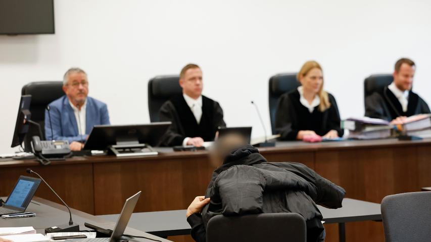 77 Fälle: Prozessauftakt um Vergewaltigungen in Nürnberger Asylunterkunft beginnt mit Streit