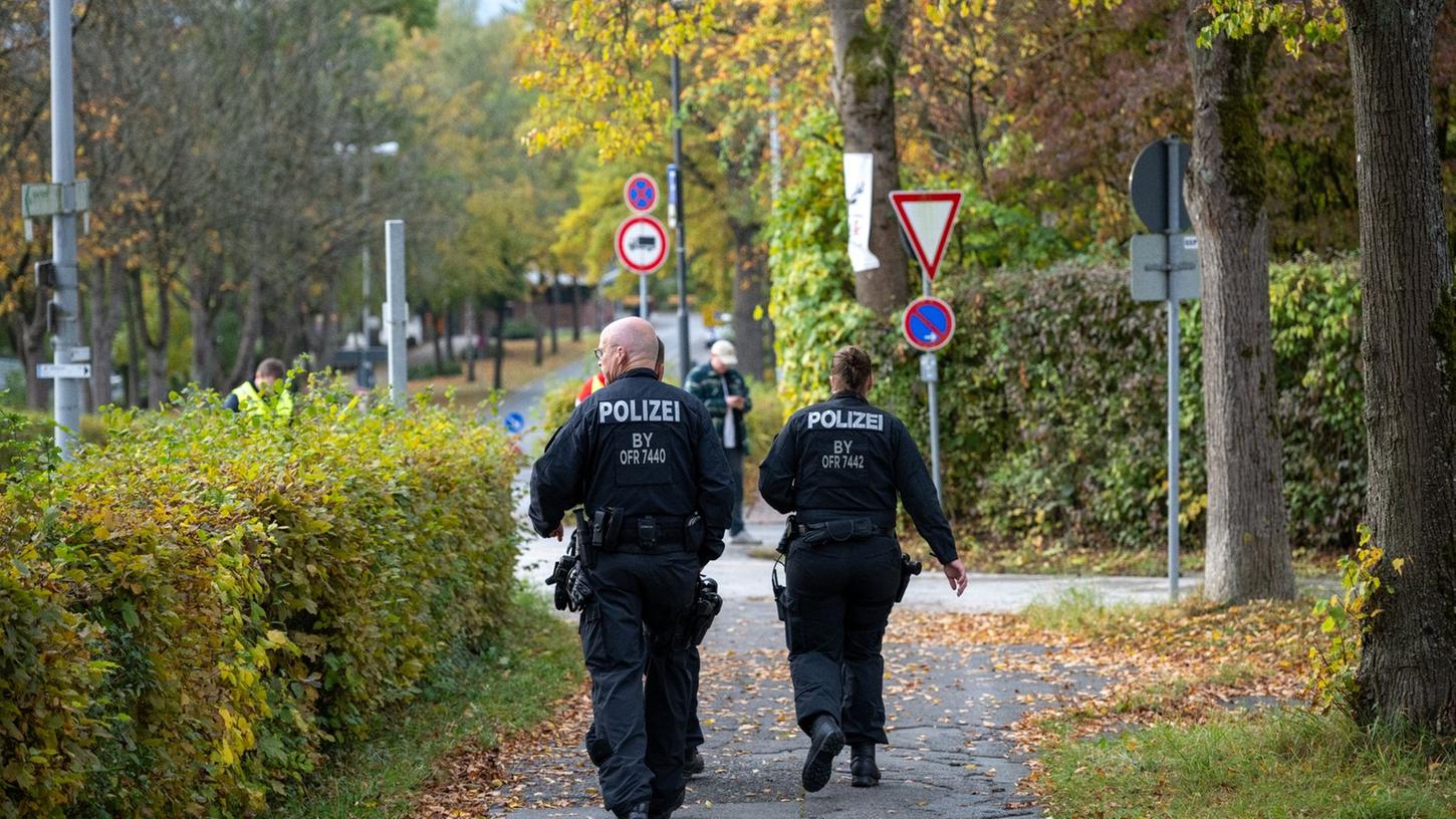 Polizisten kontrollieren den Zugang zur Alexander-von-Humboldt-Realschule.