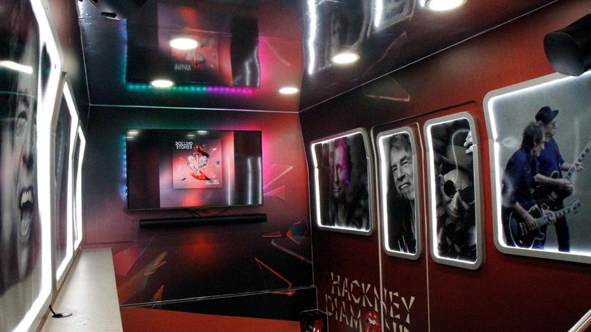 Blick ins Innere des Rolling-Stones-Pop-Up-Busses, der zur Veröffentlichung des neuen Albums "Hackney Diamonds" durch Deutschland rollte.