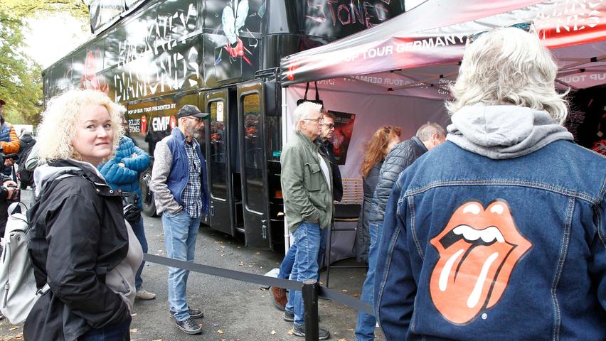 Wer kein Geld ausgeben wollte, konnte sich am und im Rolling-Stones-Bus umgucken und – womöglich das Schönste – mit anderen Fans fachsimpeln. „Eine Mischung aus Event, Promo und Verkauf“, wie es so schön hieß.