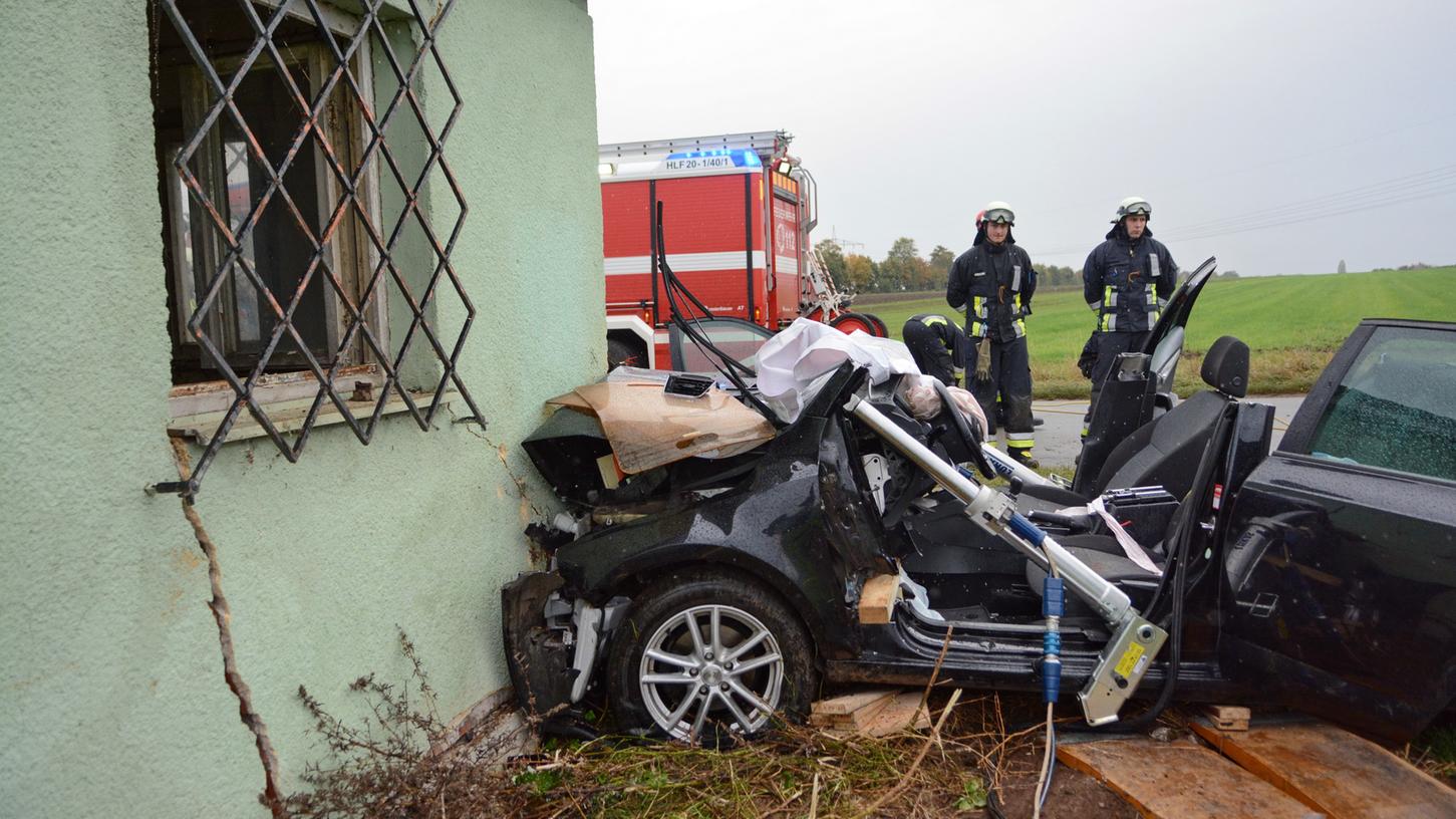 Die Fahrerin des Wagens wurde bei dem Unfall schwer verletzt. 