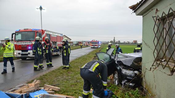 Auto kracht in Pumphaus: Schwerer Unfall an der Stadtgrenze zwischen Fürth und Nürnberg