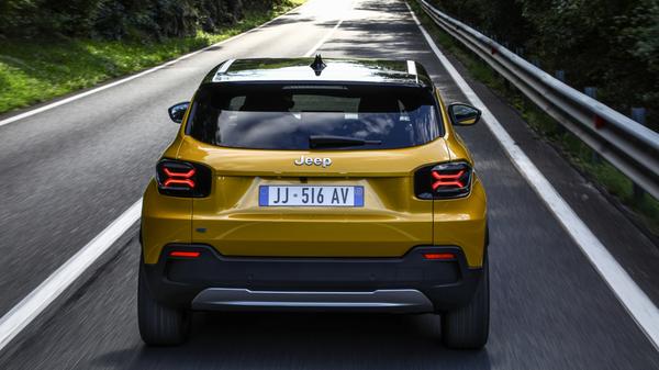 Charakteristisch sind auch die Rückleuchten mit X-Grafik, die an einen Militär-Benzinkanister erinnern sollen.