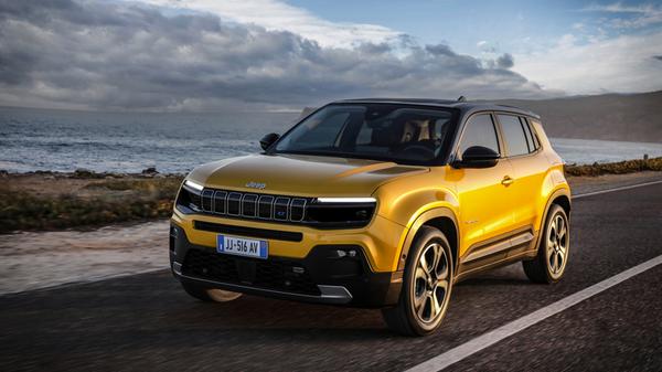 Angetrieben wird der vollelektrische Avenger von einem 115 kW/156 PS starken Elektromotor mit einem maximalen Drehmoment von 260 Newtonmetern.