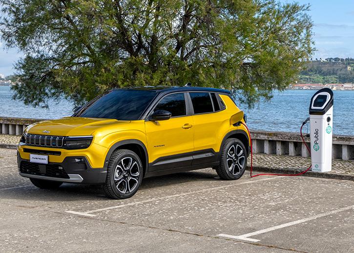 An der AC-Wallbox lädt der Avenger Elektro dreiphasig und mit bis zu 11 kW, am DC-Schnelllader mit bis zu 100 kW.