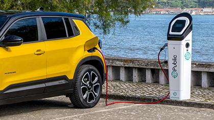 An der AC-Wallbox lädt der Avenger Elektro dreiphasig und mit bis zu 11 kW, am DC-Schnelllader mit bis zu 100 kW.